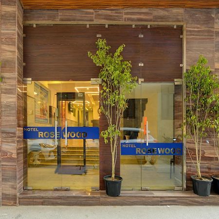 Rosewood Suites A Family Hotel Near Delhi Airport Nuova Delhi Esterno foto