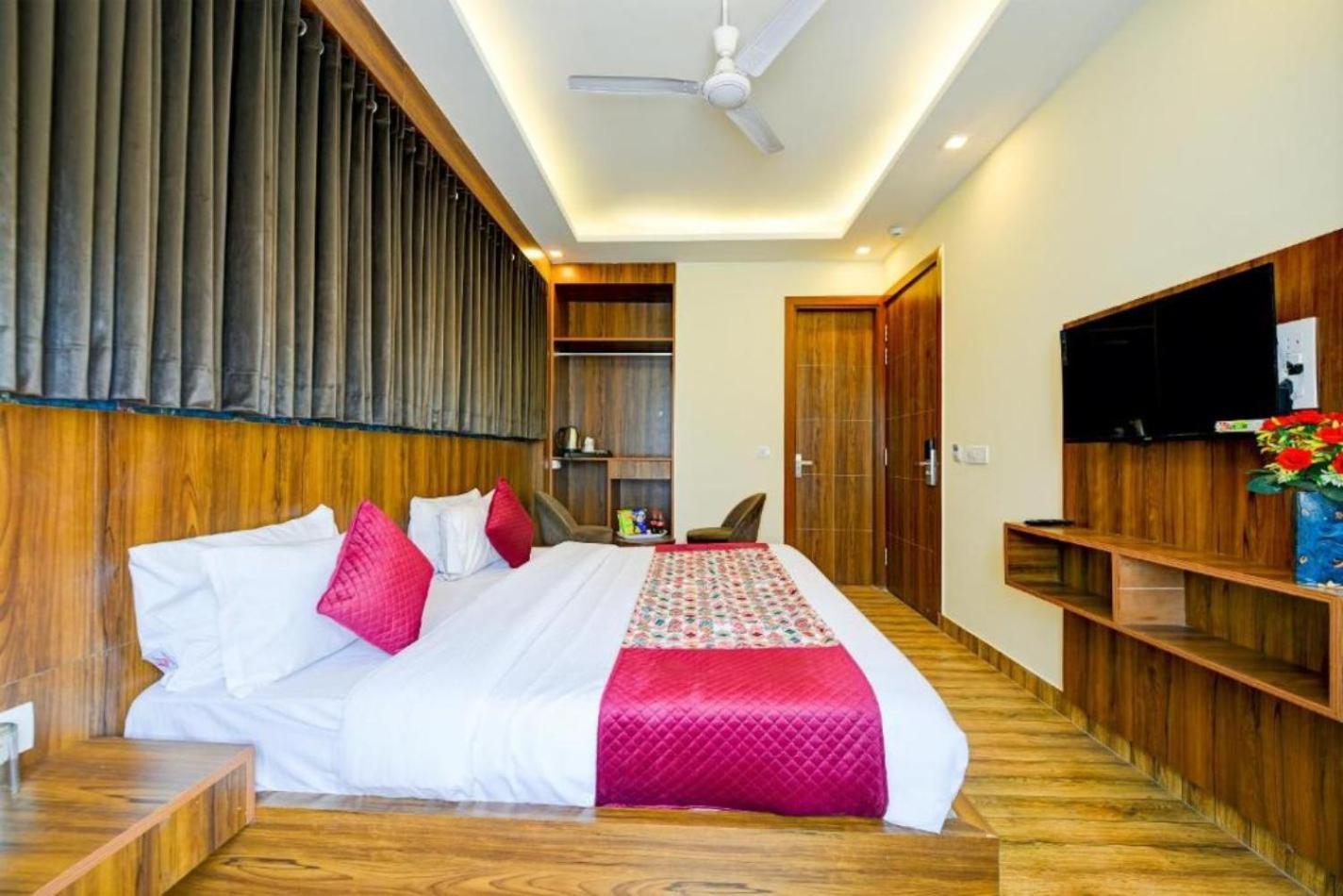 Rosewood Suites A Family Hotel Near Delhi Airport Nuova Delhi Esterno foto