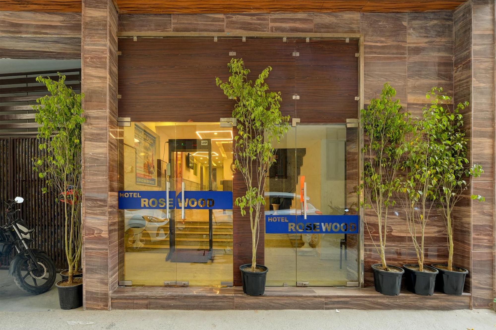 Rosewood Suites A Family Hotel Near Delhi Airport Nuova Delhi Esterno foto